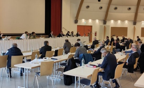 Foto: W&auml;hrend der letzten Kreistagssitzung platzte die Sana GKM-Gesch&auml;ftsf&uuml;hrung mit einer Millionenforderung in die aktuelle
        Kreistagsitzung und stellte kurzfristig alles auf den Kopf! FWM3/DieLinke-Fraktion verurteilt die Geschehnisse scharf!